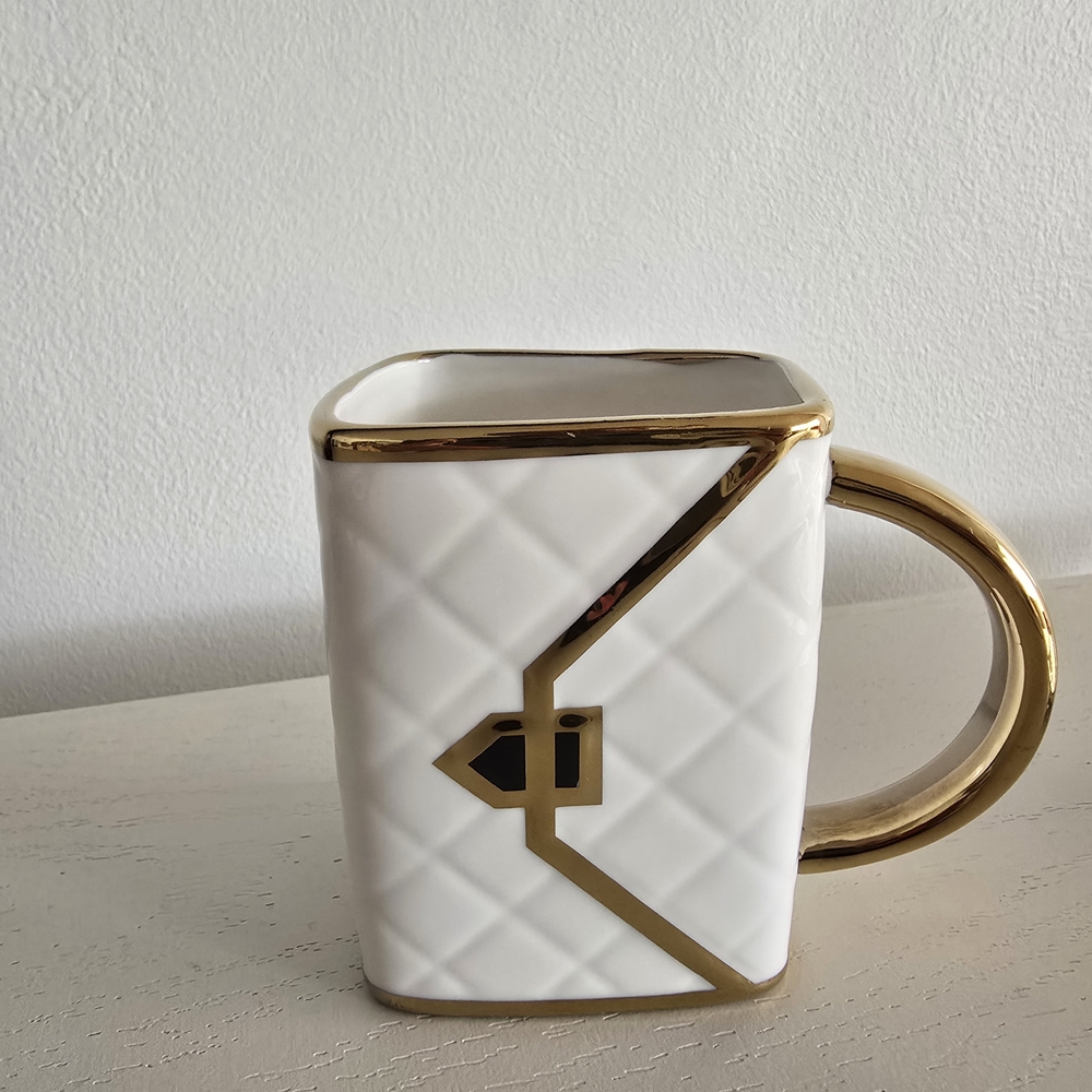 Luxurious White and Gold Tea Set - Picture 10 of 11